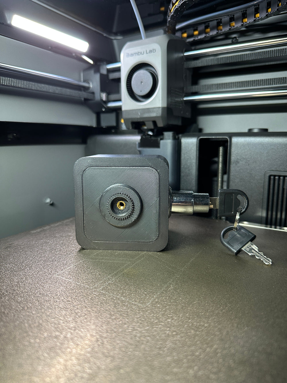 Adaptador Quad Lock instalado en el soporte antirrobo