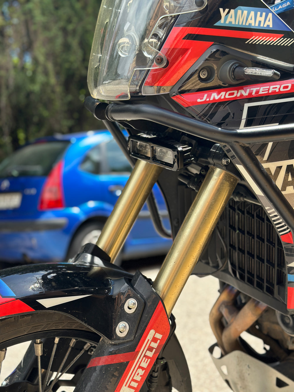 Soporte regulable con barra LED instalado en el frontal de una Yamaha Ténéré 700