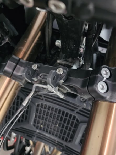Detalle de la abrazadera regulable del soporte para barra LED en CFMoto 450MT