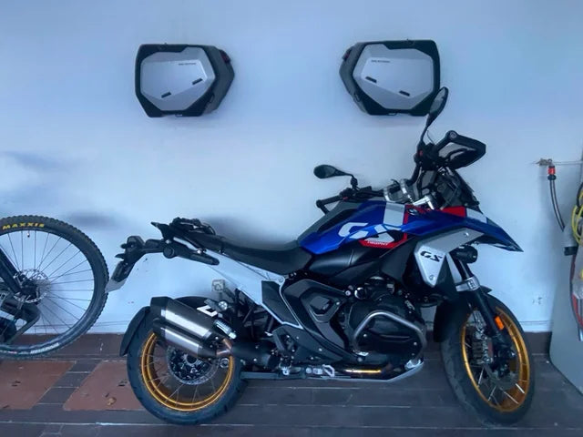 BMW R 1300 GS con maletas Vario montadas en soporte de pared