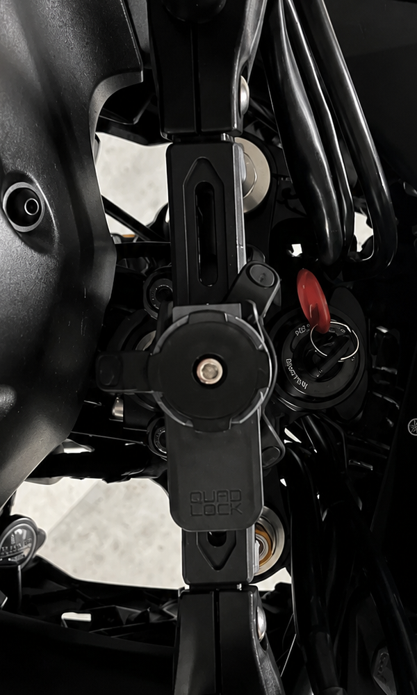 Refuerzo de manillar Quad Lock instalado en Yamaha Tracer 700