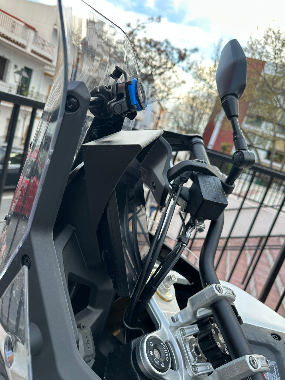 Protector solar de pantalla instalado en Voge 800 Rally