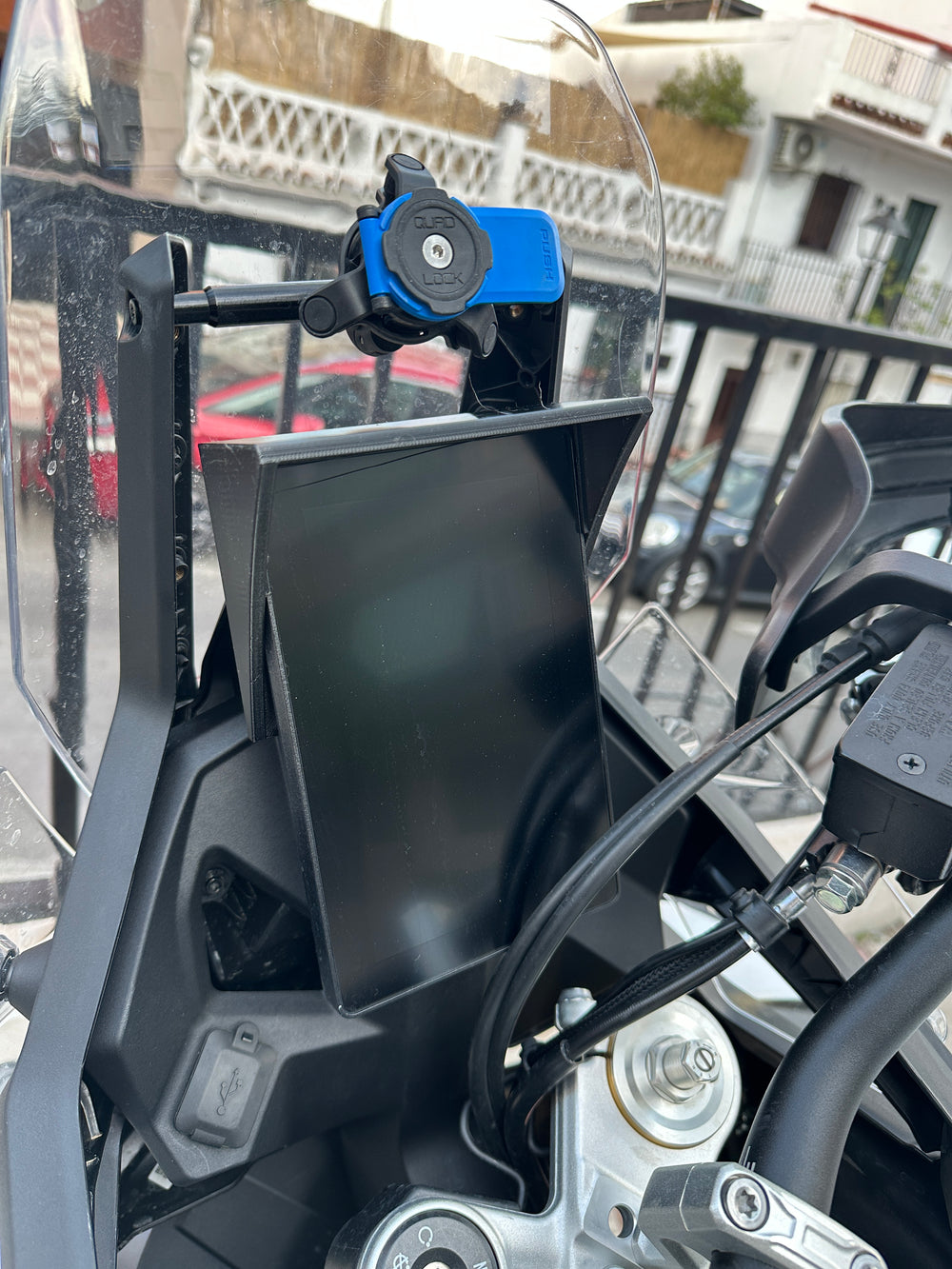 Detalle del protector solar de pantalla en Voge 800 Rally