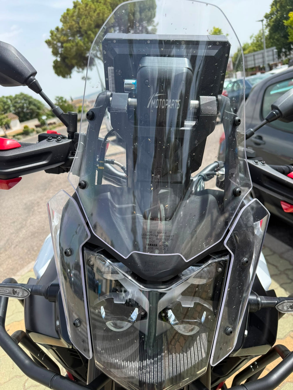 Soporte antirrobo con tapa MotoParts instalado en el frontal de una Yamaha Ténéré
