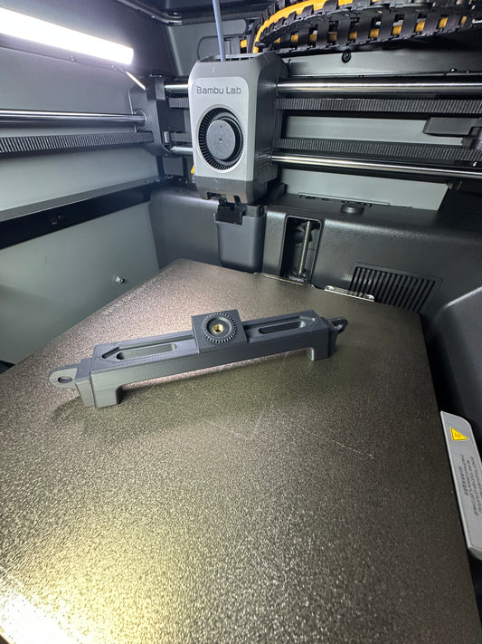 Refuerzo de manillar Quad Lock para Yamaha Tracer 700 recién impreso en 3D