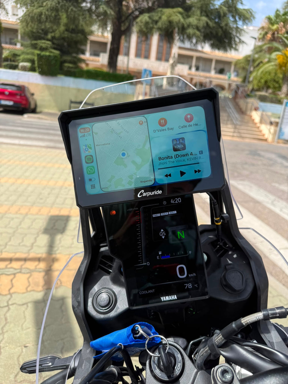 Pantalla Carpuride CarPlay instalada sobre el soporte antirrobo en una Yamaha