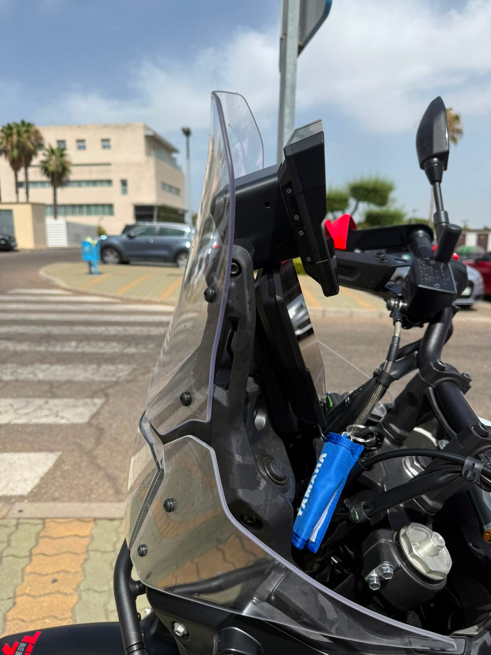 Soporte antirrobo instalado en el manillar, vista trasera con llavero Yamaha