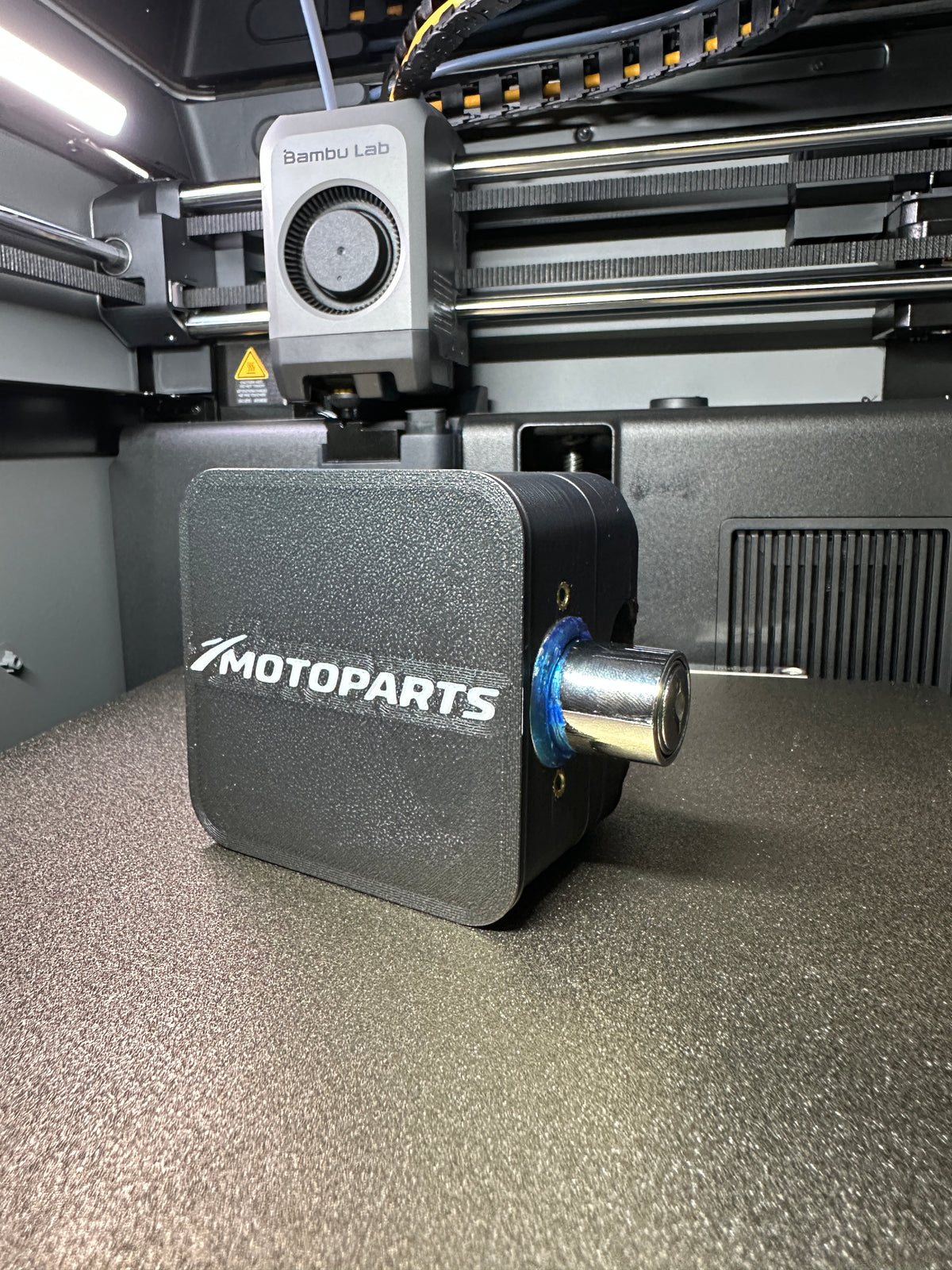 Cuerpo del soporte antirrobo recién impreso en 3D con el logo MotoParts