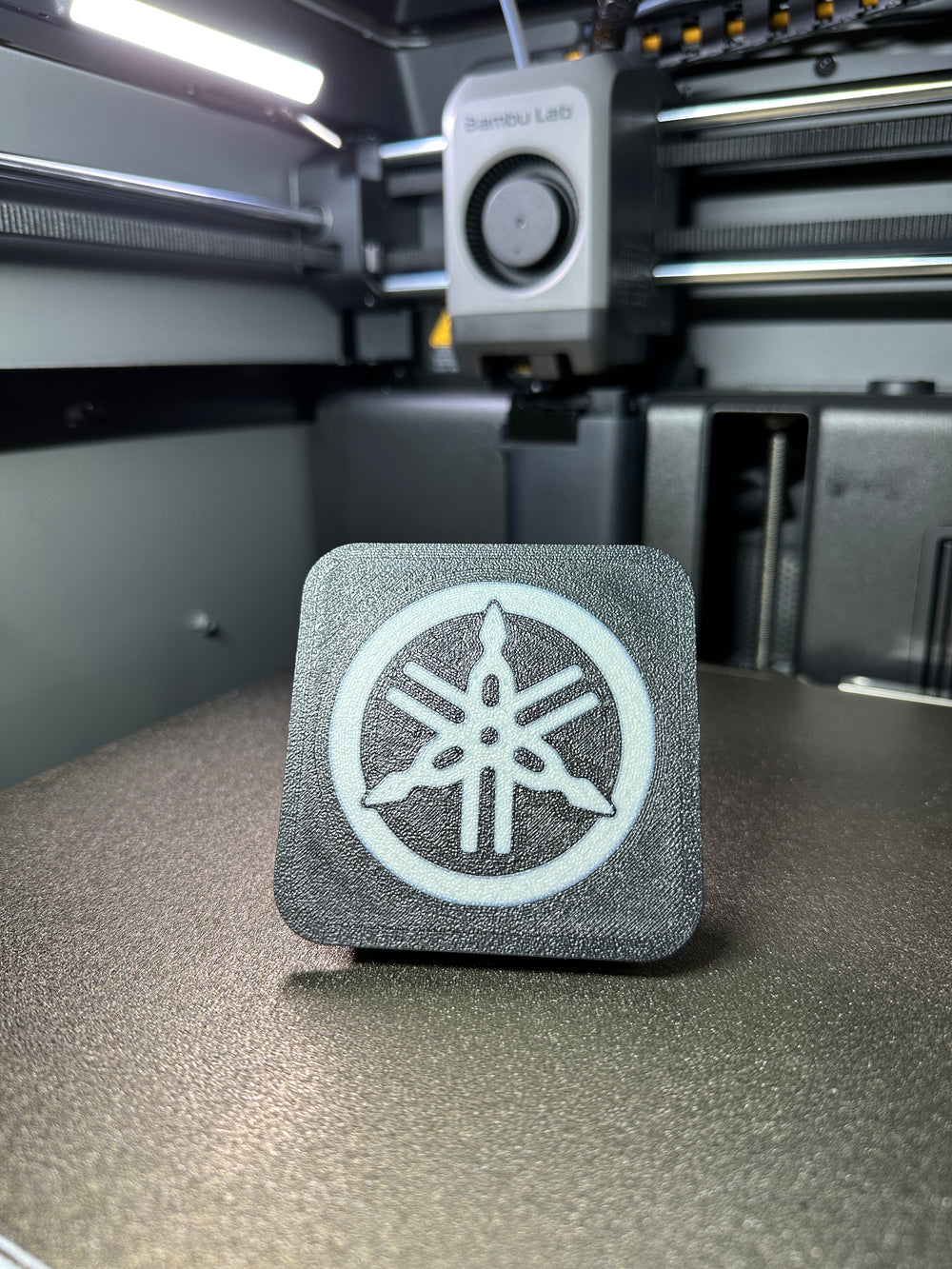 Tapa decorativa con logo Yamaha impresa en 3D para el soporte antirrobo