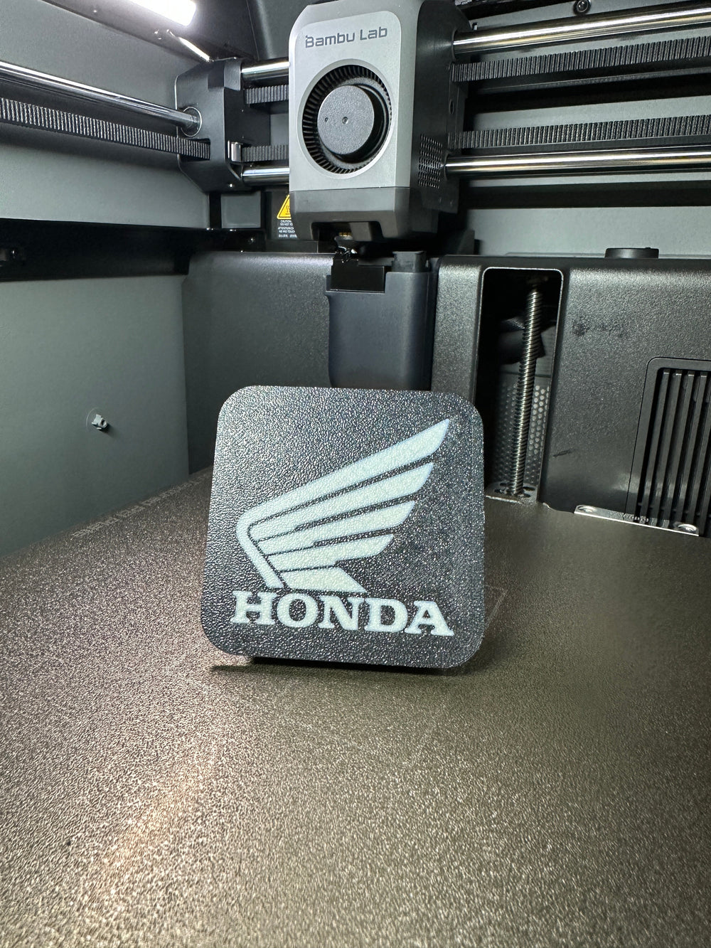 Tapa decorativa Honda impresa en 3D con Bambu Lab