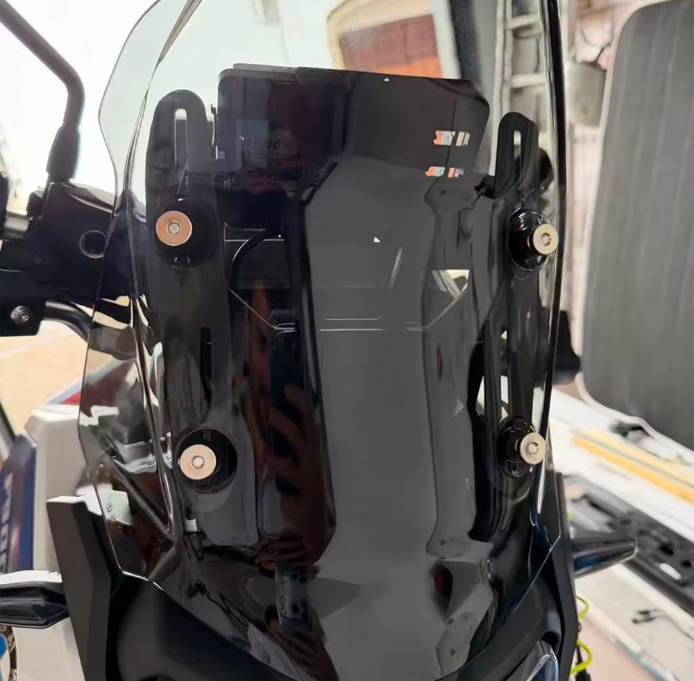Ajustador de altura de parabrisas instalado en una BMW F 900 GS