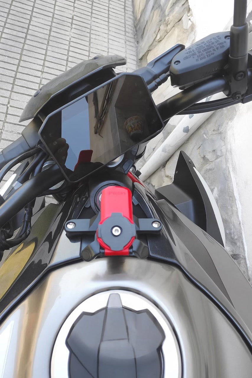 Soporte depósito Quad Lock en la Kawasaki Z900, vista desde el manillar