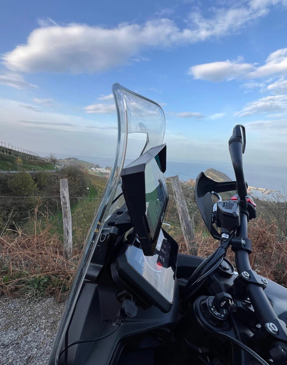 Soporte Carpuride instalado en KTM Adventure, vista de carretera