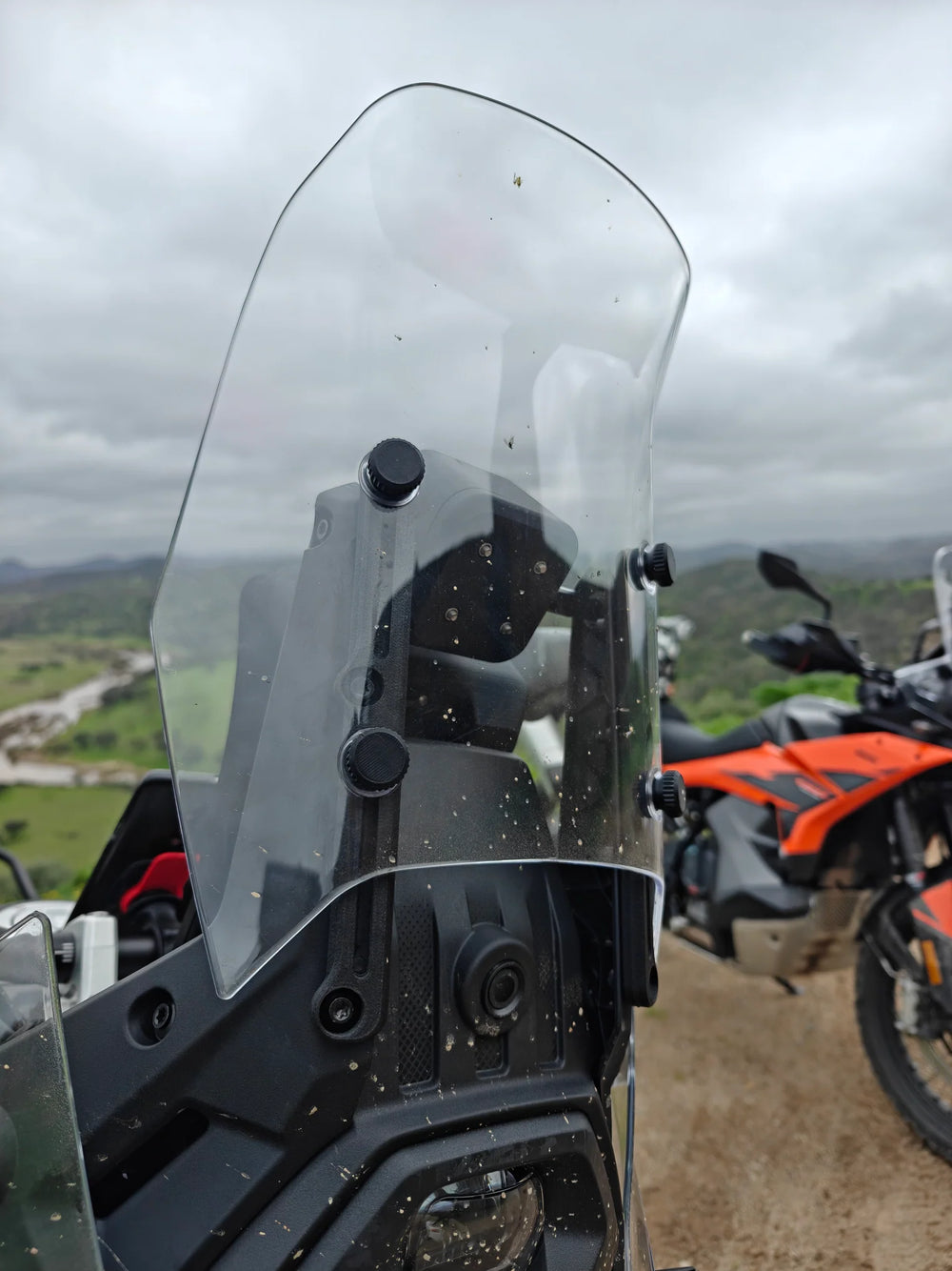 Regulador de altura de cúpula instalado, moto en ruta de montaña