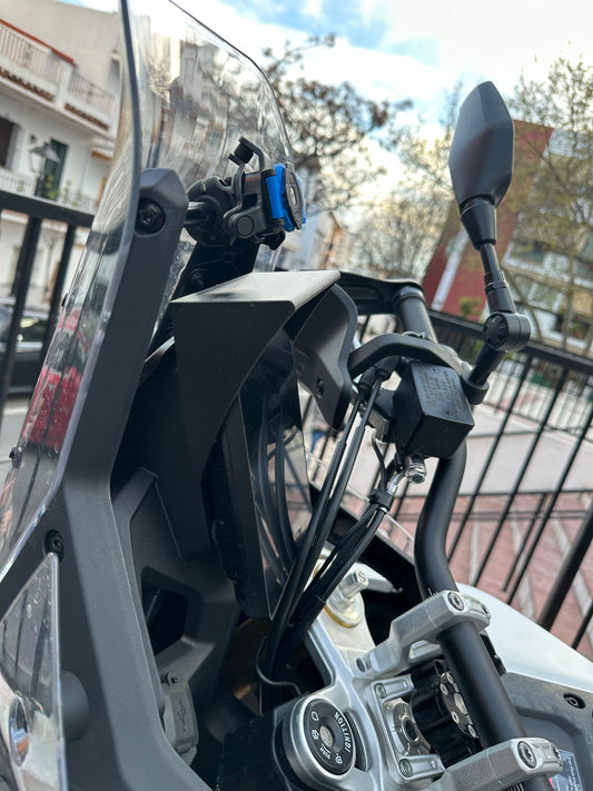 Protector solar de pantalla instalado en Voge 800 Rally